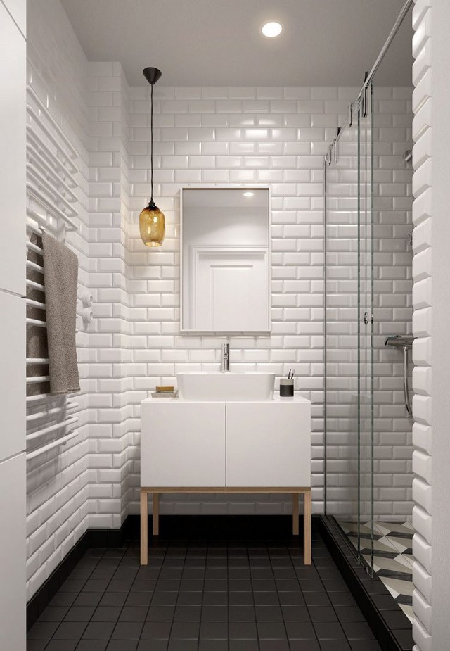 Nhà tắm được bố trí vô cùng giản dị với những nội thất cần thiết. Màu sắc cũng vô cùng đơn giản với gam màu nền trắng. 