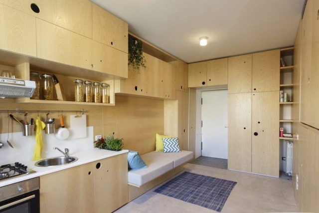 Toàn bộ nội thất trong nhà được thiết kế ấn tượng với hệ tủ, kệ gỗ linh hoạt. Chất liệu gỗ sáng màu chính là yếu quan trọng giúp căn hộ trở nên ấm cúng và thân thiện với mọi người. 