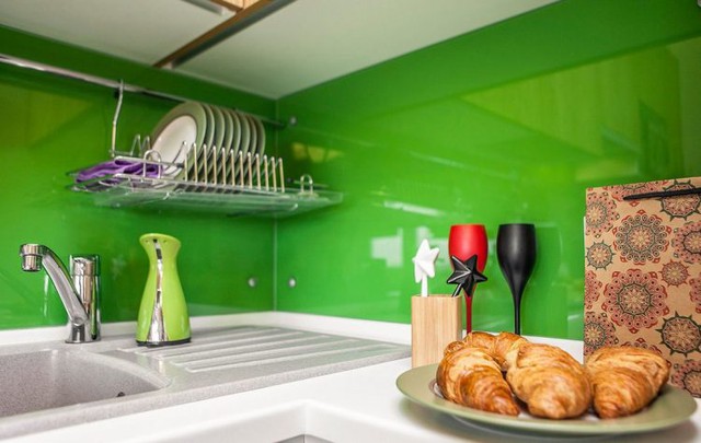 Màu xanh đậm của bức tường nơi góc bếp và các món bên trong xe nhỏ xinh giúp không gian nấu ăn thêm dịu mát. 