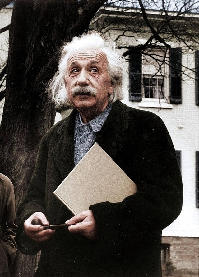 
Nhà bác học thiên tài Albert Einstein là người hay tưởng tượng.
