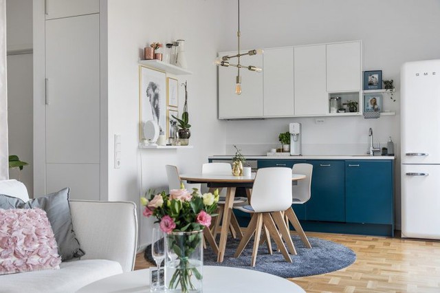 
Khu vực bếp và phòng khách được bố trí chung trong cùng một không giản mở thoáng rộng với màu trắng chủ đạo giúp tạo ra nét hiện đại, tươi sáng cho không gian sống.

 
