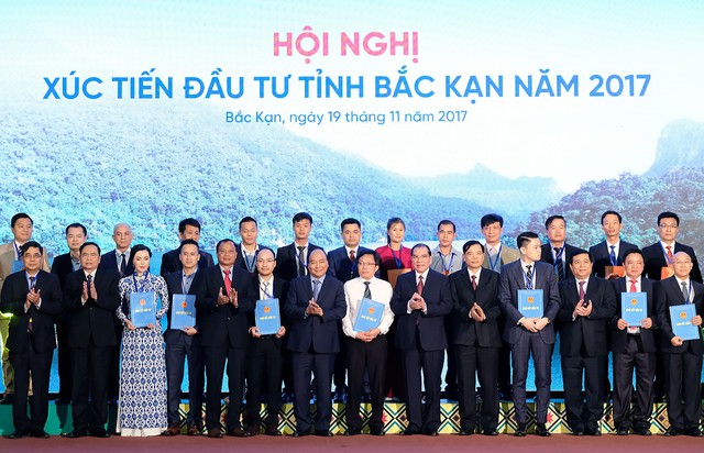 
Thủ tướng Nguyễn Xuân Phúc, nguyên Tổng Bí thư Nông Đức Mạnh cùng lãnh đạo các bộ ngành, địa phương và các nhà đầu tư. - Ảnh: VGP/Quang Hiếu
