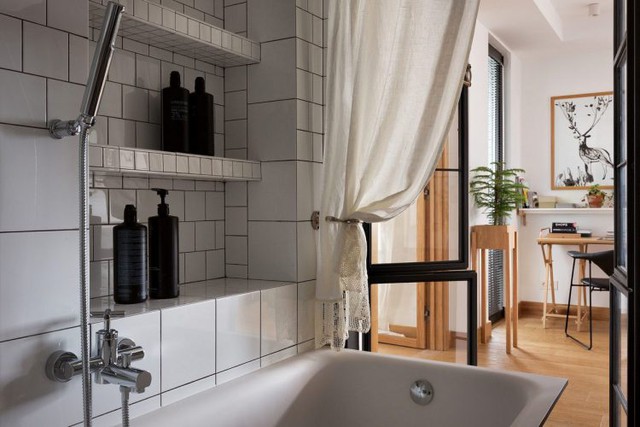 Bồn tắm được ngăn 1 vàih có không gian ngoại khu bằng 1 tấm rèm trắng. 