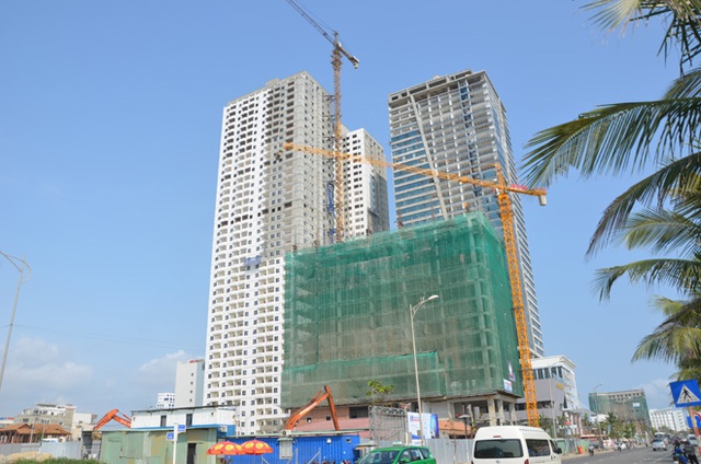 Một công trình xây dựng cao tầng đối diện, có khoảng cách chưa đến 100m với vị trí sạt lở nghiêm trọng trên bờ biển Đà Nẵng