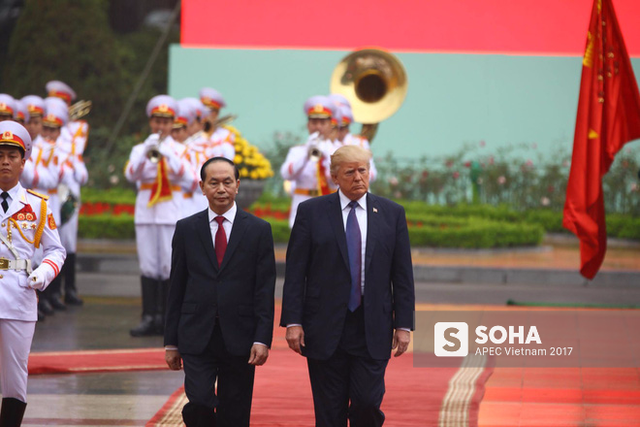 
Chủ tịch nước Trần Đại Quang và Tổng thống Donald Trump duyệt đội danh dự
