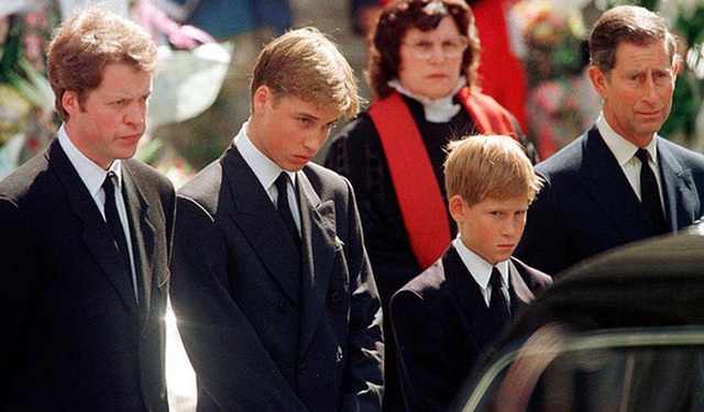 
Gia đình Công nương Diana xuất hiện trong đám tang.
