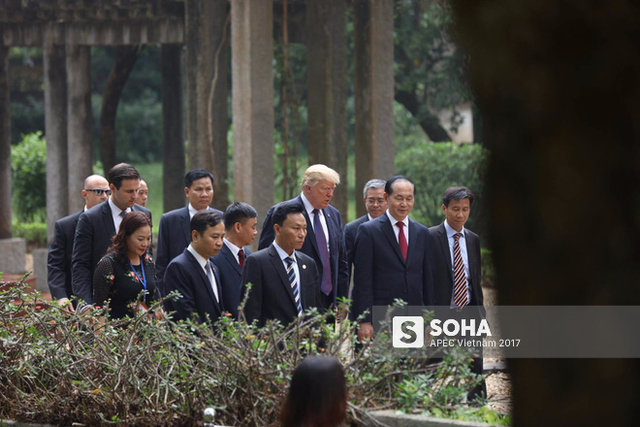 
Kết thúc phiên làm việc với Chủ tịch Trần Đại Quang, Tổng thống Donald Trump sẽ đến chào xã giao Tổng bí thư Nguyễn Phú Trọng, sau đó hội kiến Thủ tướng Nguyễn Xuân Phúc.
