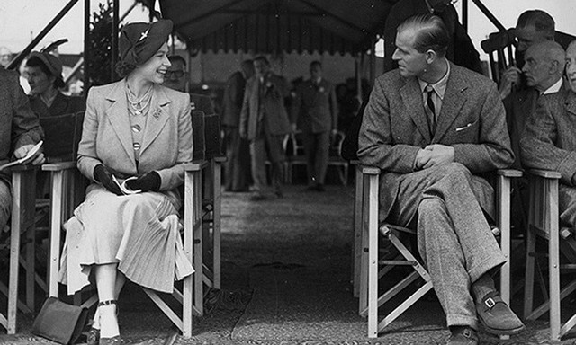 
Cặp đôi nhìn nhau âu yếm trong buổi đua ngựa hoàng gia tại Windsor vào năm 1949.
