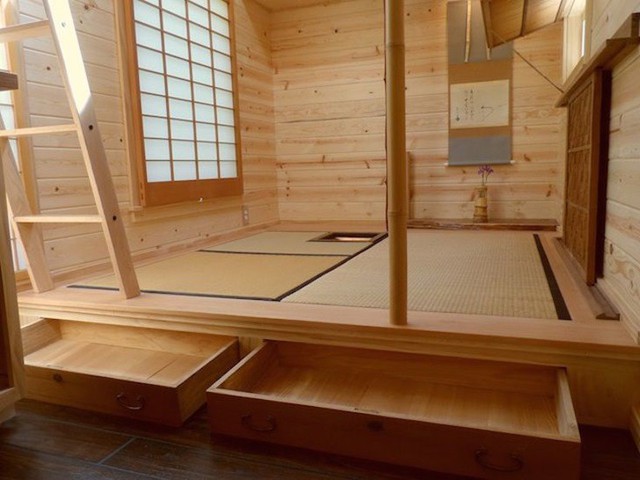 
Để một căn phòng sử dụng được nhiều chức năng, người Nhật hạn chế tối đa việc kê giường. Một không gian có thể sử dụng làm nơi nghỉ ngơi, nơi làm việc, phòng khách hay thậm chí là nơi vui chơi cho các bạn nhỏ.

 
