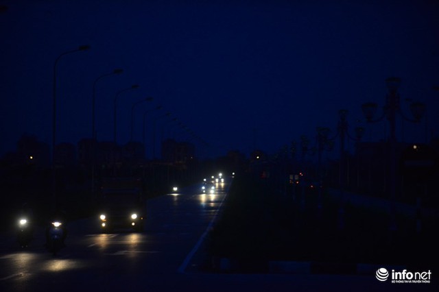 Trên đoạn các con phố chỉ xuất hiện các đốm sáng từ các phương tiện đi đến. Đèn điện hai bên các con phố hoàn toàn không vận hành.