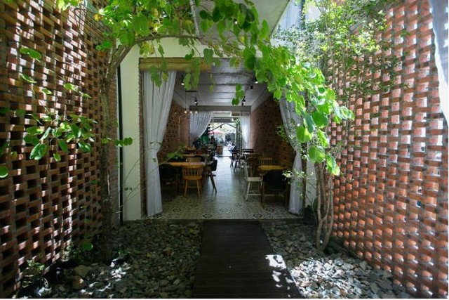 Cây xanh đã đi vào hoạt động ở khắp mọi nơi trong ngôi nhà có đến bầu không khí trong lành và không gian xanh mát cho khách vào thưởng thức hương vị café. 