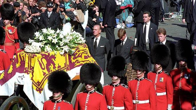 
Đám tang Công nương Diana với rất đông người dân xung quanh.
