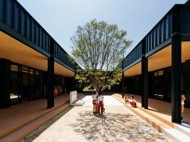 
Trường mầm non OA Kindergarten, thành phố Saitama (Nhật Bản) được thiết kế vô cùng đặc biệt từ các container kiên cố và có khả năng chống chịu khi xảy ra động đất. Tuy được thiết kế bằng container nhưng ngôi trường này vẫn đảm bảo cung cấp đủ không gian thông thoáng cho trẻ em vui chơi ngoài trời.
