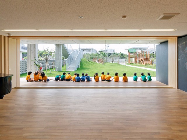 
Một ngôi trường mầm non khác của Nhật Bản mang tên Hanazono với không gian vô cùng mở, hòa hợp với thiên nhiên. Ngôi trường được xây dựng để chống lại nguy cơ từ thiên tai bão lũ, nhưng đảm bảo hệ thống thông gió thoáng đãng.
