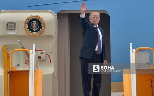 
Tổng thống Trump vẫy chào lần cuối từ cửa chuyên cơ Air Force One, trước khi khởi hành sang Philippines
