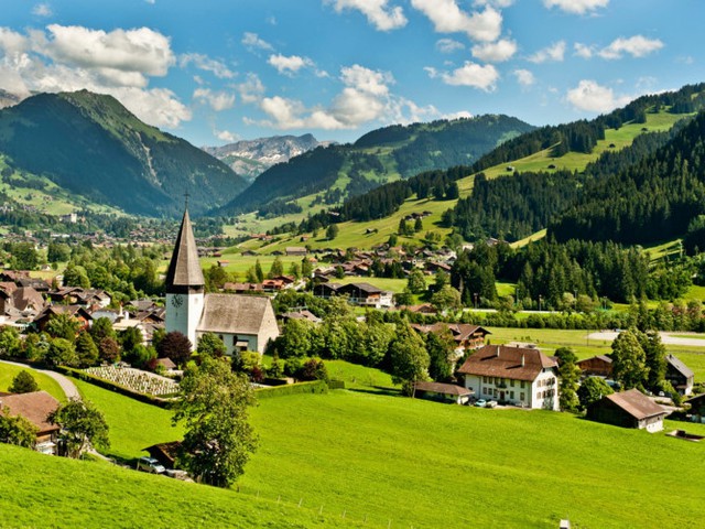 3. Thụy Sĩ. Quốc gia này có hệ thống chăm sóc sức khoẻ tốt nhất thế giới, không khí trong lành và khu trượt tuyết ở Alps chắc chắn có liên quan đến sức khỏe người dân.
