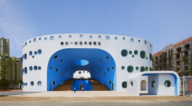 
Nằm tại Thiên Tân (Trung Quốc), Trường mầm non Loop Kindergarten thiết kế với ý tưởng những quả bong bóng bay lớn nhỏ vô cùng thú vị.
