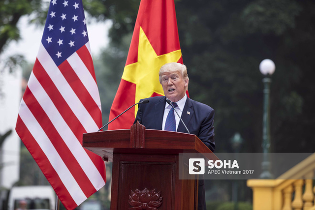 
Tổng thống Donald Trump cho biết ông mong muốn Việt Nam nới lỏng các cơ chế thương mại đối với hàng hóa Mỹ. bày tỏ tin tưởng các ngành năng lượng, hàng không, quốc phòng và nông nghiệp của Mỹ có thể đáp ứng tốt nhu cầu của thị trường Việt Nam. Ông Trump nói rằng song phương đã đạt được những thỏa thuận thương mại công bằng, đồng thời chúc mừng Chủ tịch nước Trần Đại Quang về thành công của Việt Nam trong vai trò nước chủ nhà tổ chức Tuần lễ Cấp cao APEC 2017 tại Đà Nẵng vừa qua.

