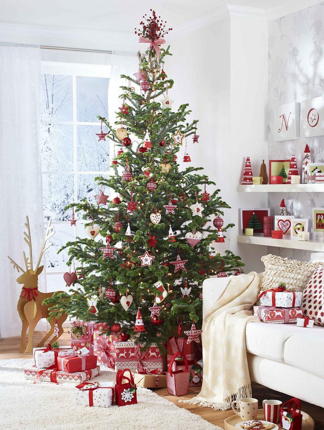 
Một phòng khách đẹp lung linh với cây thông lớn, những gói quà và chú Tuần lộc.

 
