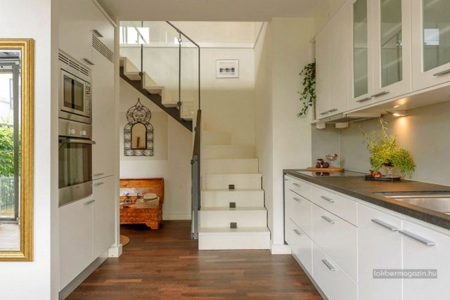 
Chiếc cầu thang dẫn lên tầng 2 được bố trí rất ấn tượng với tông màu trắng. Lan can được làm bằng kính tạo vẻ thanh thoát cho căn nhà.

 
