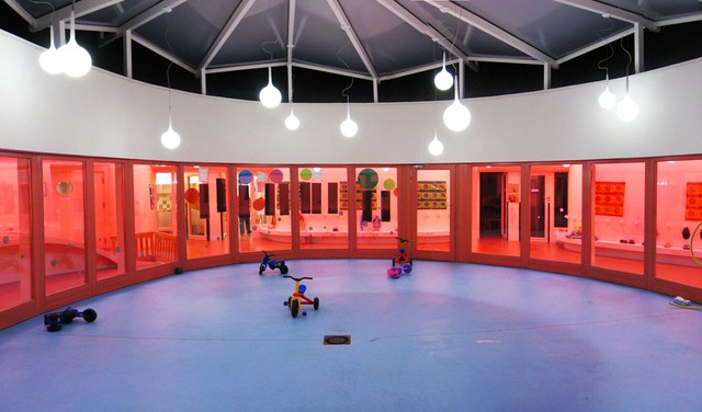 
Trường mầm non Sarreguemines, thuộc Sarreguemines (Pháp) được thiết kế như mô hình vũ trụ để phát huy trí tưởng tượng của trẻ. Toàn bộ không gian ngôi trường được thiết kế theo tông màu hồng và hoàn toàn yên tĩnh để trẻ em tự do chơi đùa.
