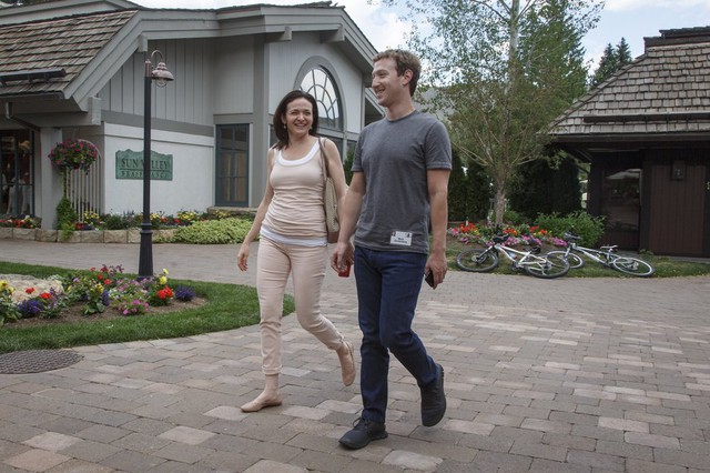 
Ngoài công việc, Sheryl Sandberg còn là bạn tâm giao chia sẻ nhiều vấn đề trong cuộc sống của ông chủ Facebook. Cũng không phải tự nhiên mà Sheryl được Mark Zuckerberg tin tưởng, tín nhiệm để bà làm giám đốc điều hành công ty.
