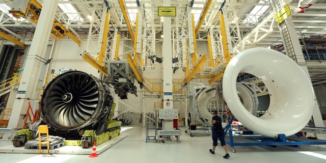 
Rolls-Royce Trent XWB được mô tả là động cơ phản lực thân thiện với môi trường nhất từng được chế tạo. Nhà sản xuất xe hơi và động cơ trứ danh của Anh tạo ra nó để lắp đặt trên những chiếc Airbus A350 XWB, một trong những chiếc máy bay ít ồn và tiết kiệm nhiên liệu bậc nhất thế giới. Ảnh: Getty
