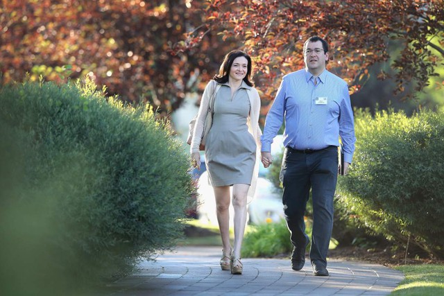 COO Sheryl Sandberg đã kết hôn với CEO Dave Goldberg và có cuộc sống hạnh phúc trong 11 năm, trước khi chồng bà qua đời.
