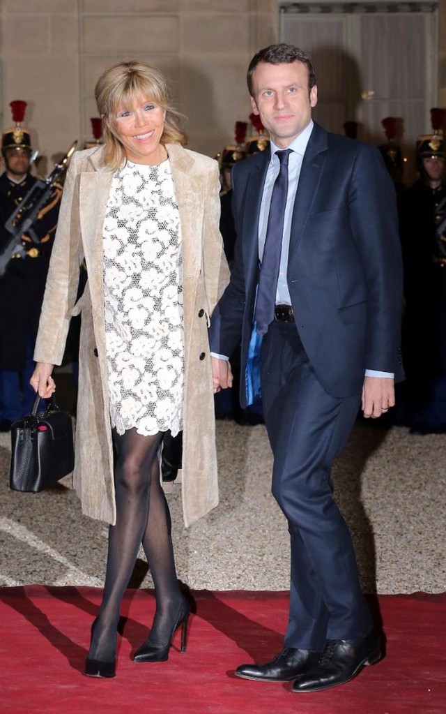 
Trong một sự kiện tại điện Elysee, Paris, phu nhân Tổng thống xuất hiện thanh lịch với chiếc áo khoác da lộn sang trọng. Điểm nhấn là chiếc váy ren hoa trắng kết hợp với giày cao gót đen khiến Brigitte trẻ trung và xứng đôi với người chồng trẻ tuổi.
