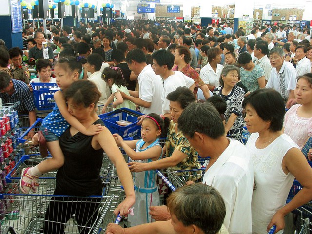 
Giống nhiều nơi khác, Walmart Trung Quốc cũng thường xuyên rơi vào tình trạng đông nghẹt khách hàng bởi dân số tập trung quá cao ở các đô thị, nơi những cửa hàng được mở.
