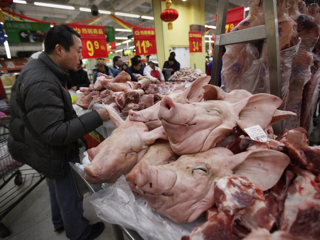 
Thủ lợn trong một cửa hàng Walmart. 95% lượng hàng hóa bày bán trong các siêu thị này đều có nguồn gốc địa phương.
