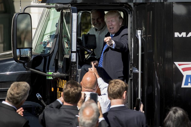 
Trong thời điểm Quốc hội Mỹ đang căng thẳng trước dự thảo luật chăm sóc sức khỏe mới, Tổng thống Trump đã dành thời gian gặp gỡ các lái xe tải, những người ủng hộ quyết sách mà ông từ chối gọi là TrumpCare. Tổng thống Trump không ngần ngại ngồi lên buồng lái của chiếc xe tải 18 bánh trước sự chú ý của các tài xế.
