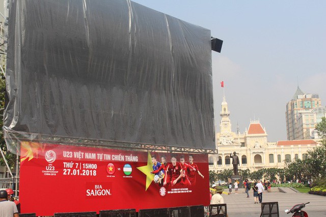  11 màn hình “khủng” tại phố đi bộ Nguyễn Huệ trực tiếp chung kết U23 Việt Nam được lắp như thế nào? - Ảnh 1.