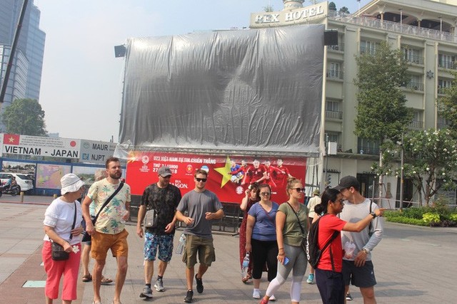  11 màn hình “khủng” tại phố đi bộ Nguyễn Huệ trực tiếp chung kết U23 Việt Nam được lắp như thế nào? - Ảnh 2.