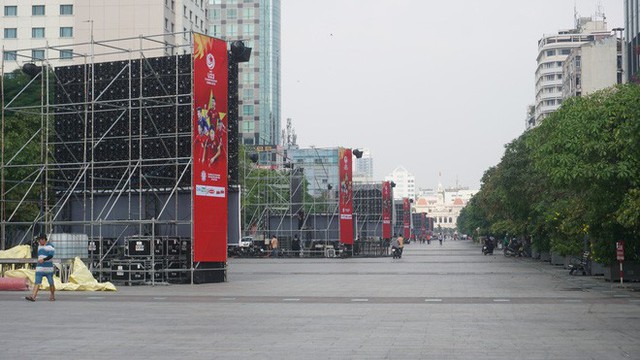  11 màn hình “khủng” tại phố đi bộ Nguyễn Huệ trực tiếp chung kết U23 Việt Nam được lắp như thế nào? - Ảnh 11.
