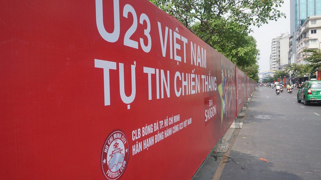  11 màn hình “khủng” tại phố đi bộ Nguyễn Huệ trực tiếp chung kết U23 Việt Nam được lắp như thế nào? - Ảnh 6.