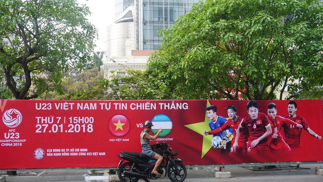  11 màn hình “khủng” tại phố đi bộ Nguyễn Huệ trực tiếp chung kết U23 Việt Nam được lắp như thế nào? - Ảnh 7.