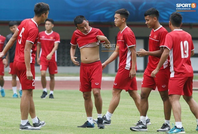 Không được tập trên sân chính, U19 Việt Nam phải tập luyện trong đường hầm trước trận mở màn giải U19 châu Á - Ảnh 4.