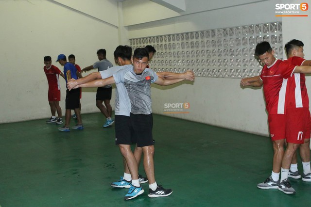 Không được tập trên sân chính, U19 Việt Nam phải tập luyện trong đường hầm trước trận mở màn giải U19 châu Á - Ảnh 6.
