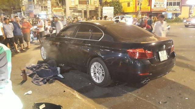  Cận cảnh hiện trường kinh hoàng vụ ô tô BMW tông hàng loạt xe máy, taxi, nhiều người thương vong ở TP.HCM - Ảnh 4.