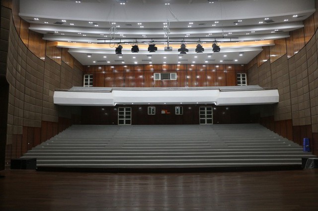 Cận cảnh nội khu nhà hát 117 tỉ đồng đắp chiếu ở Hà Nội - Ảnh 4.