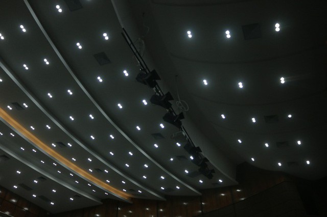 Cận cảnh bên trong nhà hát 117 tỉ đồng đắp chiếu ở Hà Nội - Ảnh 5.