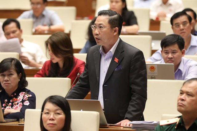 Đại biểu Lưu Bình Nhưỡng và Nguyễn Thị Quyết Tâm tranh luận về nhà hát 1.500 tỷ tại Thủ Thiêm - Ảnh 1.