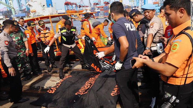 Đội cứu hộ Indonesia mang 24 túi đựng thi thể nạn nhân vụ máy bay Lion Air rơi về nơi nhận dạng - Ảnh 1.