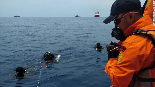 Đội cứu hộ Indonesia mang 24 túi đựng thi thể nạn nhân vụ máy bay Lion Air rơi về nơi nhận dạng - Ảnh 3.