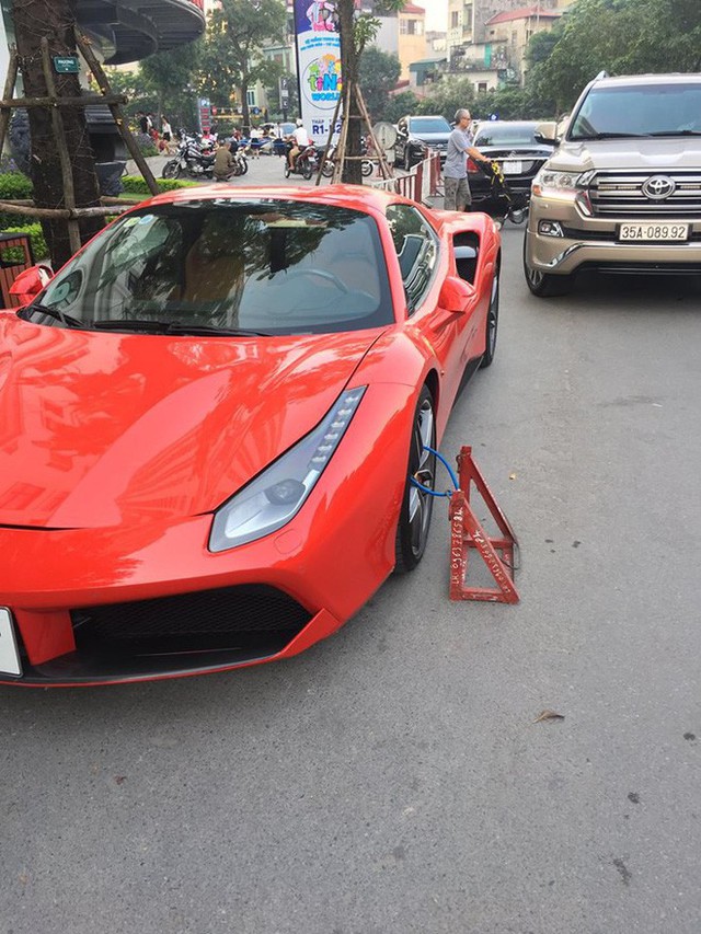 Hình ảnh siêu xe đắt đỏ bị xích bánh giữa phố gây chú ý trên mạng xã hội - Ảnh 2.