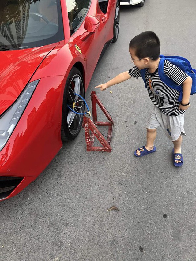 Hình ảnh siêu xe đắt đỏ bị xích bánh giữa phố gây chú ý trên mạng xã hội - Ảnh 3.