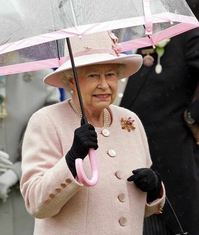Liên tục thay đổi màu sắc trang phục, duy chỉ có món đồ này là Nữ hoàng Anh hết mực chung tình từ thời trẻ đến tận bây giờ - Ảnh 2.