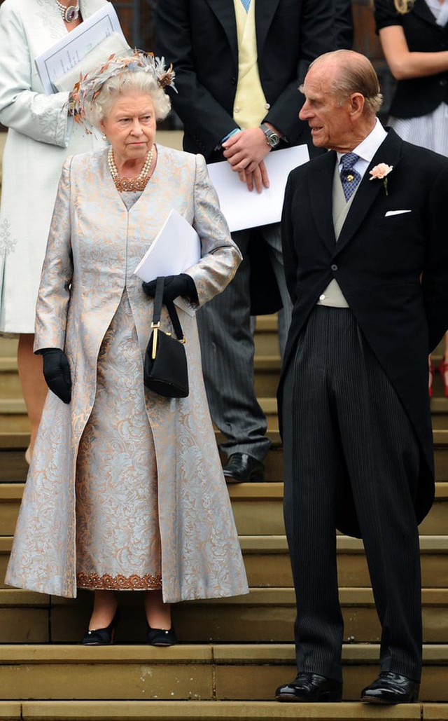Liên tục thay đổi màu sắc trang phục, duy chỉ có món đồ này là Nữ hoàng Anh hết mực chung tình từ thời trẻ đến tận bây giờ - Ảnh 5.