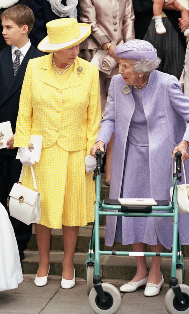 Liên tục thay đổi màu sắc trang phục, duy chỉ có món đồ này là Nữ hoàng Anh hết mực chung tình từ thời trẻ đến tận bây giờ - Ảnh 6.
